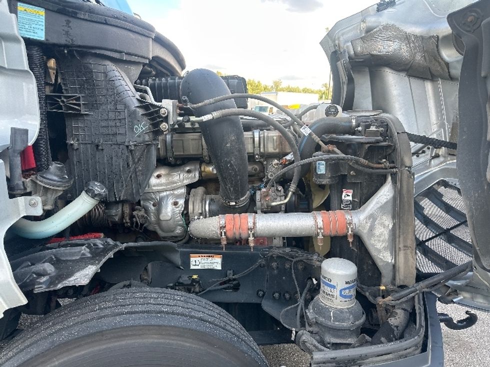 Day Cab Tractor-Heavy Duty Tractors-Freightliner-2019-T12664ST-South Bend-IN-291,752\n\t\tmiles-$ 50,750 - Image 12