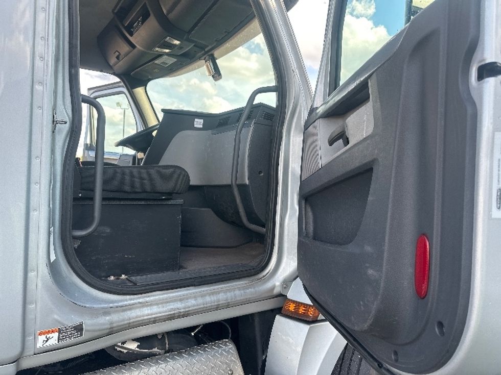 Day Cab Tractor-Heavy Duty Tractors-Freightliner-2019-T12664ST-South Bend-IN-291,752\n\t\tmiles-$ 50,750 - Image 13