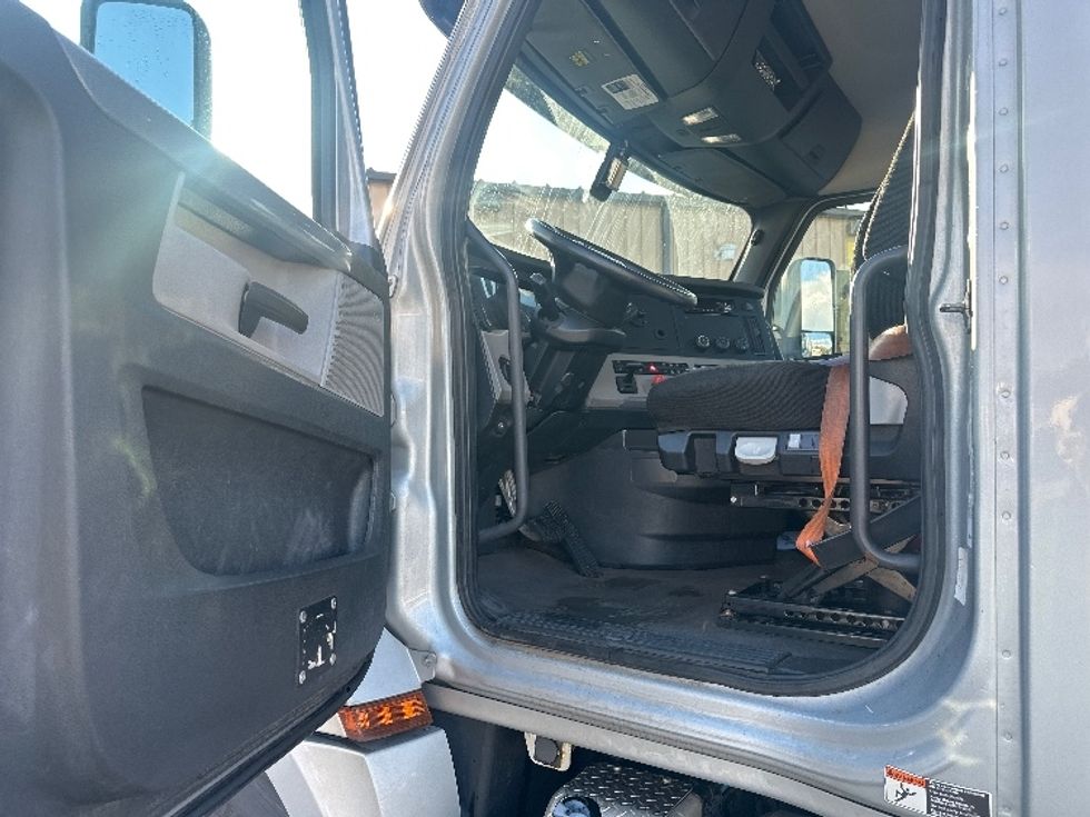 Day Cab Tractor-Heavy Duty Tractors-Freightliner-2019-T12664ST-South Bend-IN-291,752\n\t\tmiles-$ 50,750 - Image 9