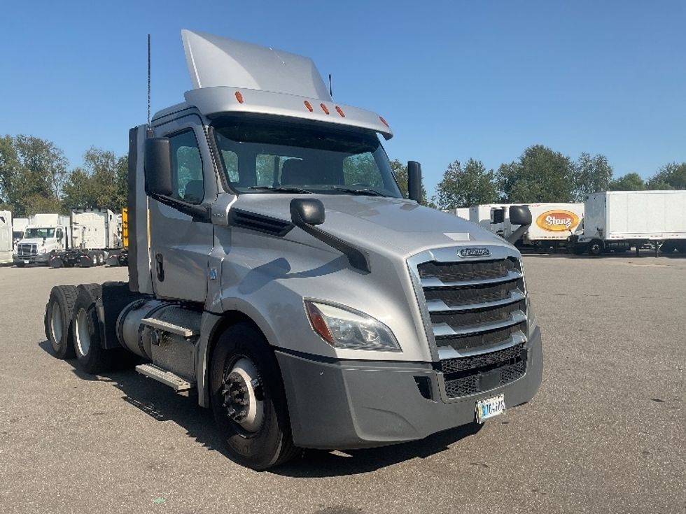 Day Cab Tractor-Heavy Duty Tractors-Freightliner-2019-T12664ST-South Bend-IN-331,968\n\t\tmiles-$ 48,500 - Image 1