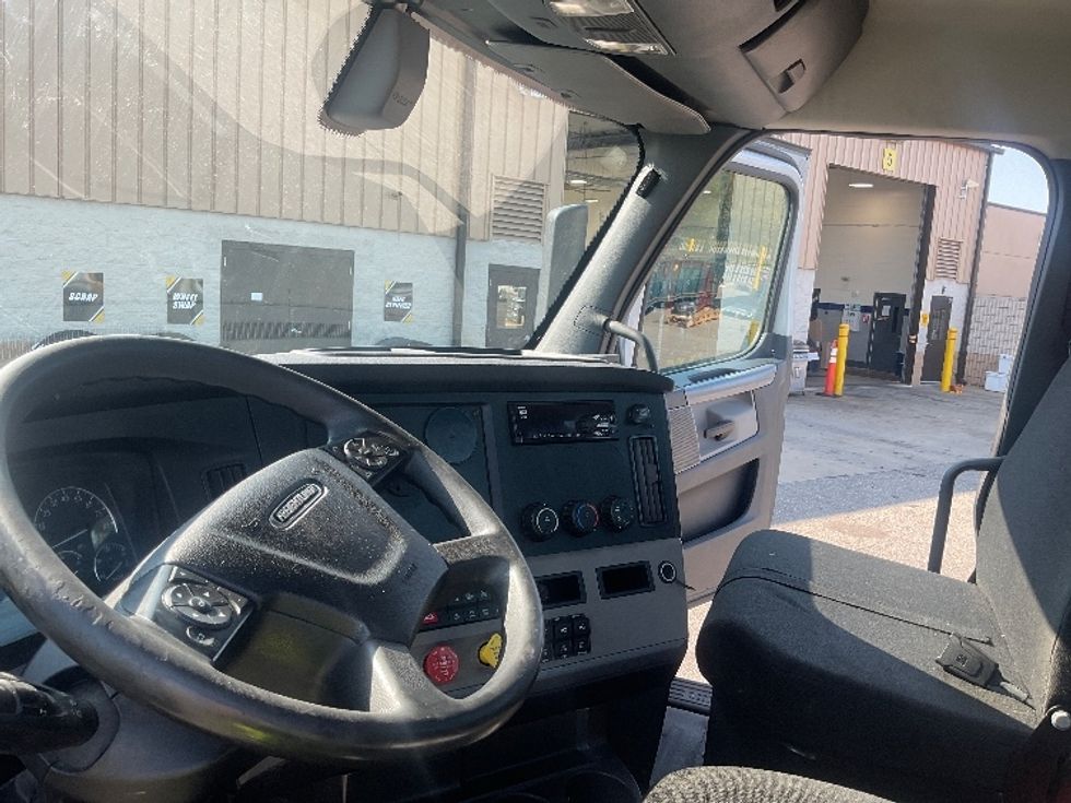 Day Cab Tractor-Heavy Duty Tractors-Freightliner-2019-T12664ST-South Bend-IN-331,968\n\t\tmiles-$ 48,500 - Image 10