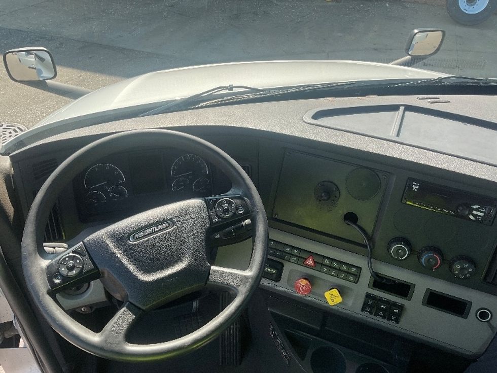 Day Cab Tractor-Heavy Duty Tractors-Freightliner-2019-T12664ST-South Bend-IN-331,968\n\t\tmiles-$ 48,500 - Image 11