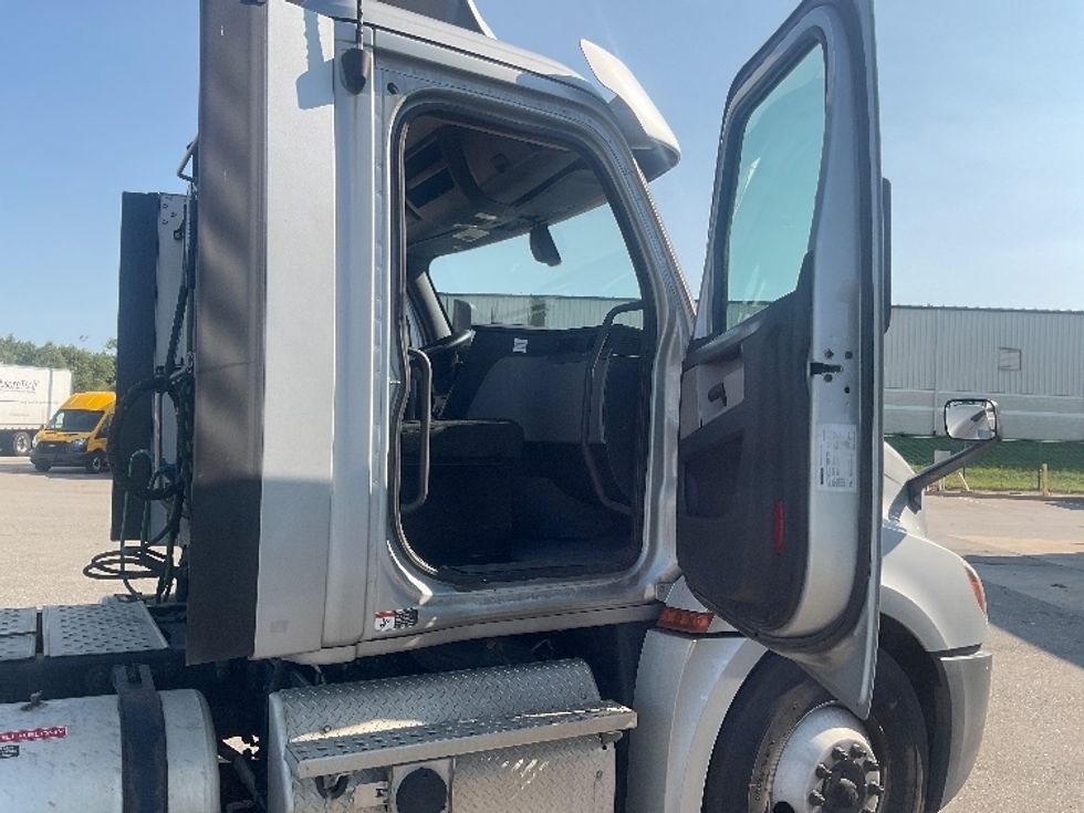 Day Cab Tractor-Heavy Duty Tractors-Freightliner-2019-T12664ST-South Bend-IN-331,968\n\t\tmiles-$ 48,500 - Image 12