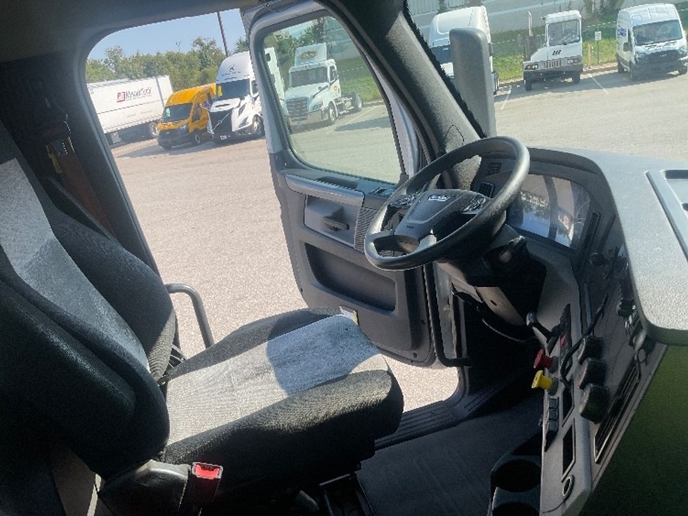 Day Cab Tractor-Heavy Duty Tractors-Freightliner-2019-T12664ST-South Bend-IN-331,968\n\t\tmiles-$ 48,500 - Image 14