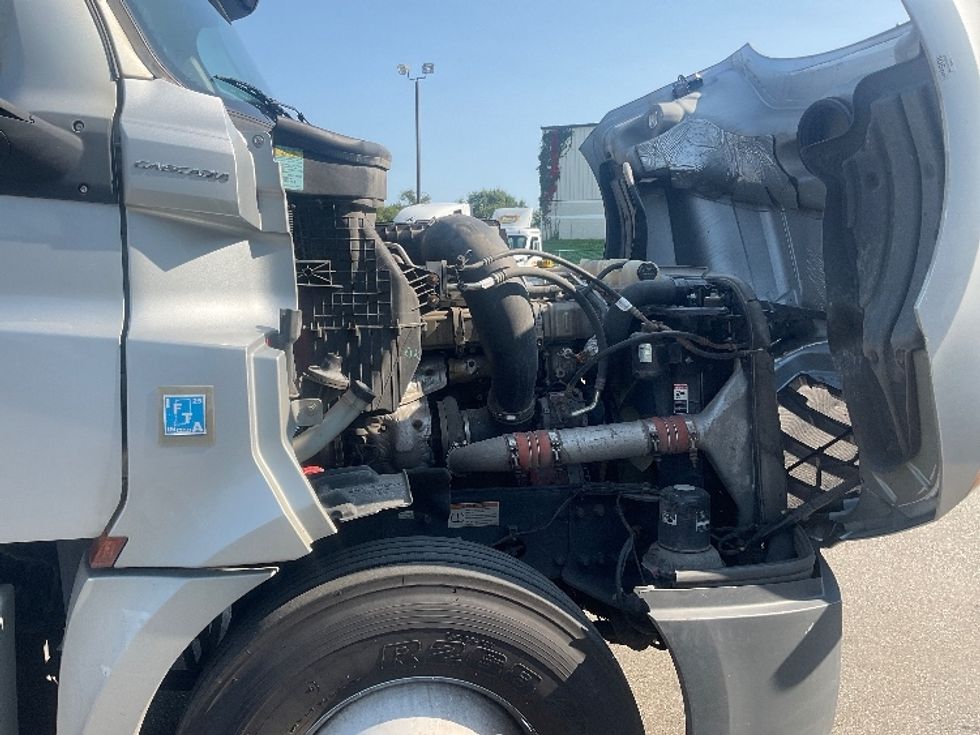 Day Cab Tractor-Heavy Duty Tractors-Freightliner-2019-T12664ST-South Bend-IN-331,968\n\t\tmiles-$ 48,500 - Image 15