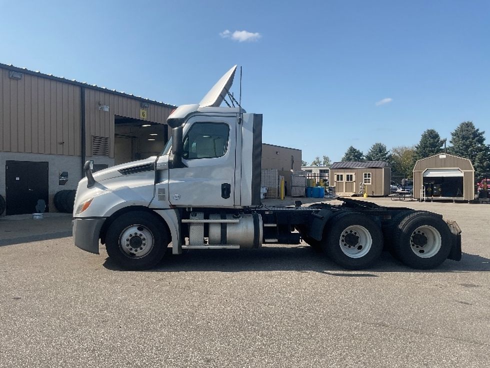 Day Cab Tractor-Heavy Duty Tractors-Freightliner-2019-T12664ST-South Bend-IN-331,968\n\t\tmiles-$ 48,500 - Image 4