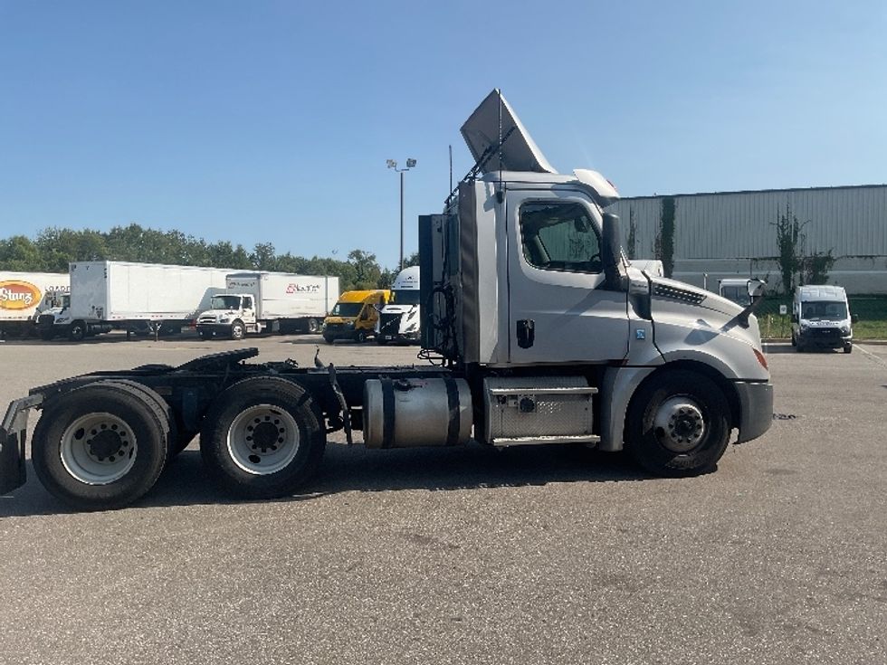 Day Cab Tractor-Heavy Duty Tractors-Freightliner-2019-T12664ST-South Bend-IN-331,968\n\t\tmiles-$ 48,500 - Image 8