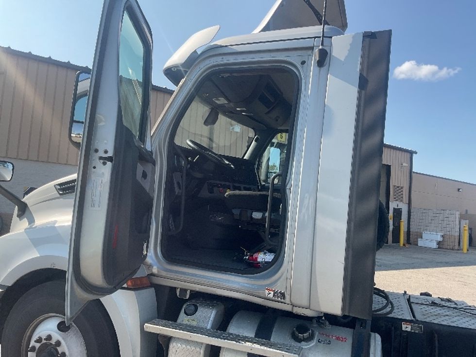 Day Cab Tractor-Heavy Duty Tractors-Freightliner-2019-T12664ST-South Bend-IN-331,968\n\t\tmiles-$ 48,500 - Image 9