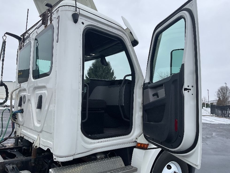 Day Cab Tractor-Heavy Duty Tractors-Freightliner-2019-T12664ST-South Bend-IN-405,418\n\t\tmiles-$ 42,750 - Image 12