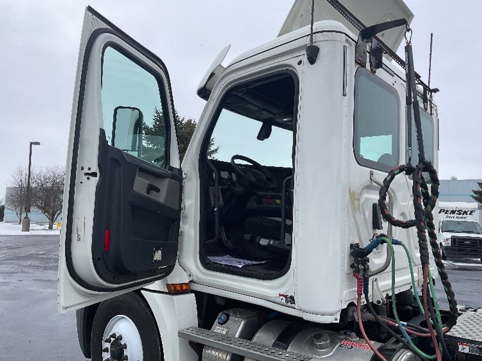 Day Cab Tractor-Heavy Duty Tractors-Freightliner-2019-T12664ST-South Bend-IN-405,418\n\t\tmiles-$ 42,750 - Image 9
