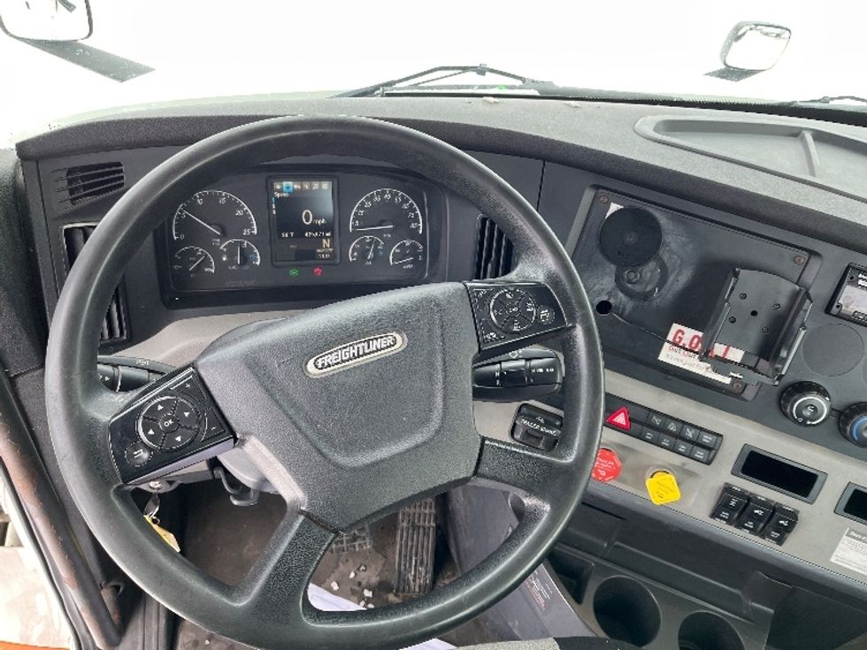 Day Cab Tractor-Heavy Duty Tractors-Freightliner-2019-T12664ST-South Bend-IN-425,008\n\t\tmiles-$ 40,250 - Image 11