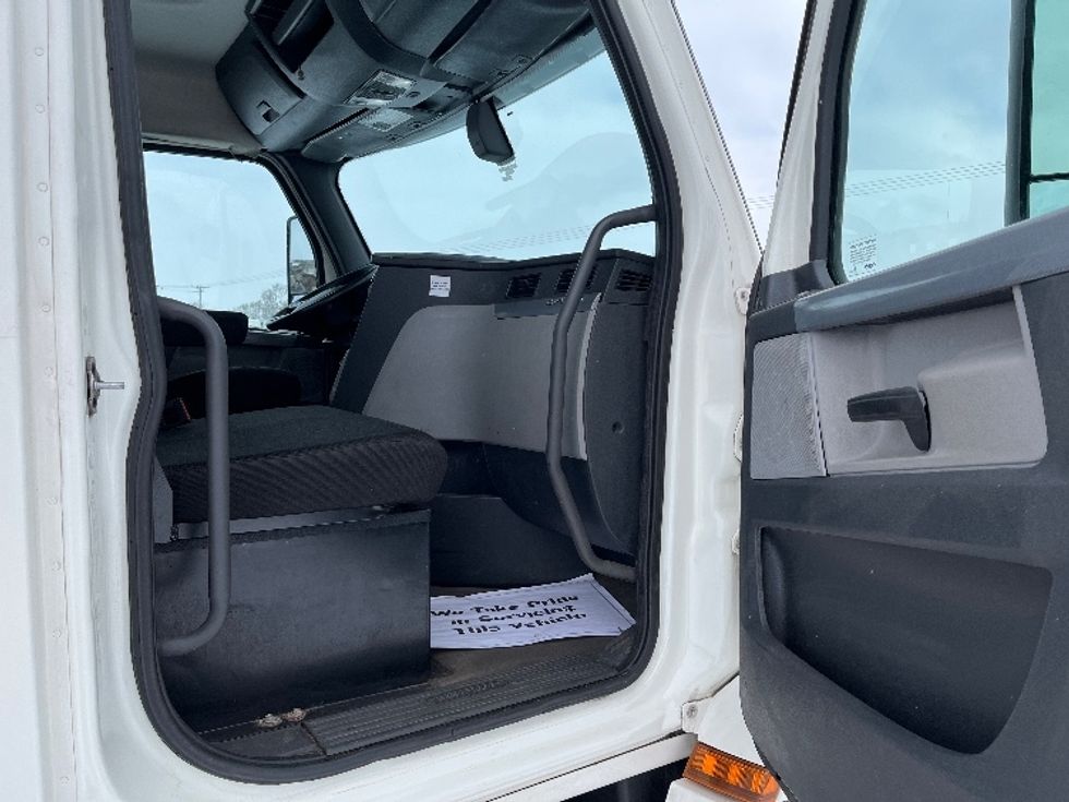 Day Cab Tractor-Heavy Duty Tractors-Freightliner-2019-T12664ST-South Bend-IN-425,008\n\t\tmiles-$ 40,250 - Image 12