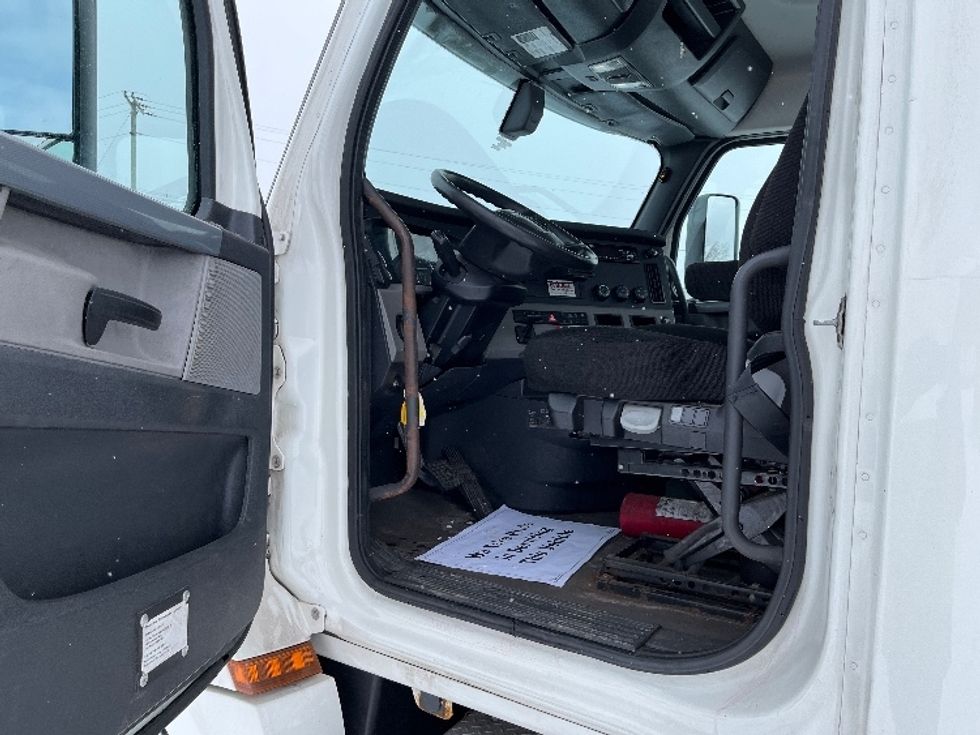 Day Cab Tractor-Heavy Duty Tractors-Freightliner-2019-T12664ST-South Bend-IN-425,008\n\t\tmiles-$ 40,250 - Image 9