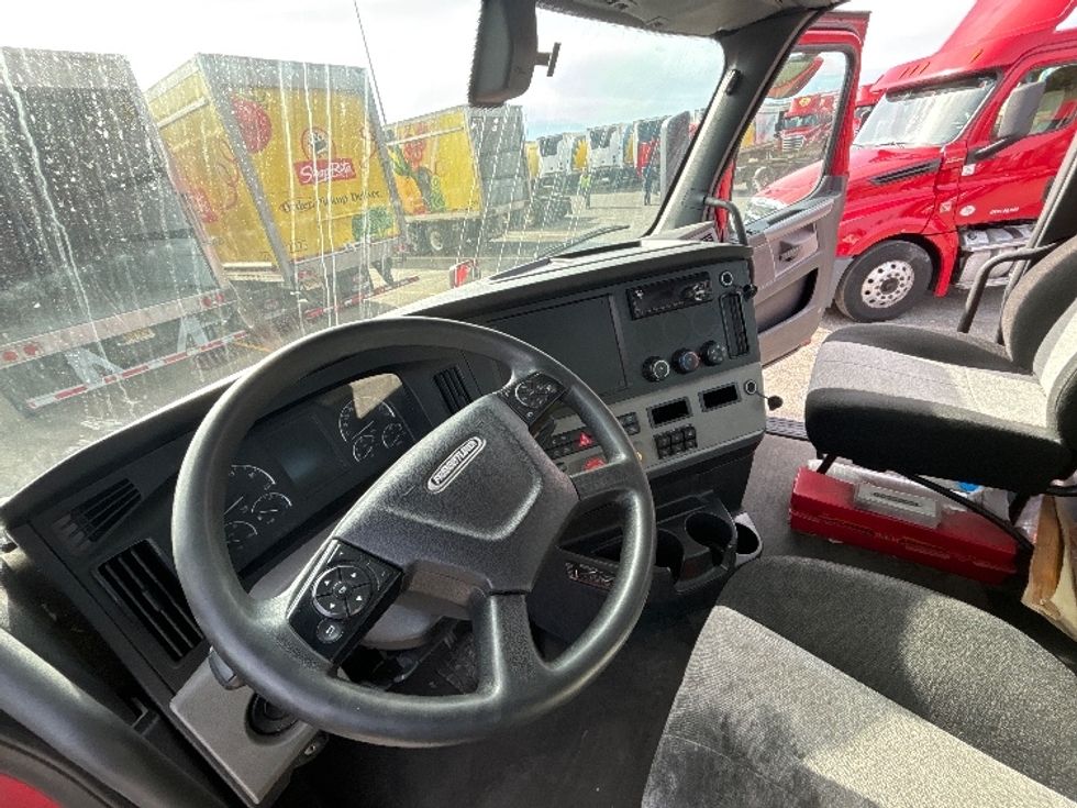 Day Cab Tractor-Heavy Duty Tractors-Freightliner-2019-T12664ST-South Plainfield-NJ-284,833\n\t\tmiles-$ 49,000 - Image 10