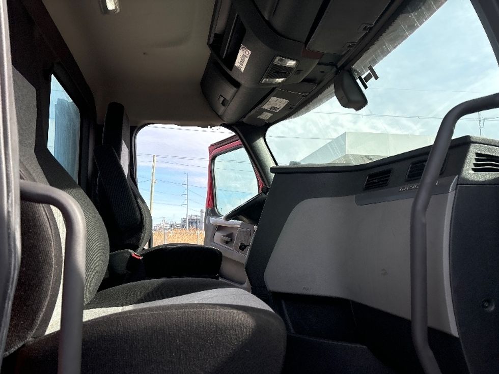 Day Cab Tractor-Heavy Duty Tractors-Freightliner-2019-T12664ST-South Plainfield-NJ-284,833\n\t\tmiles-$ 49,000 - Image 12