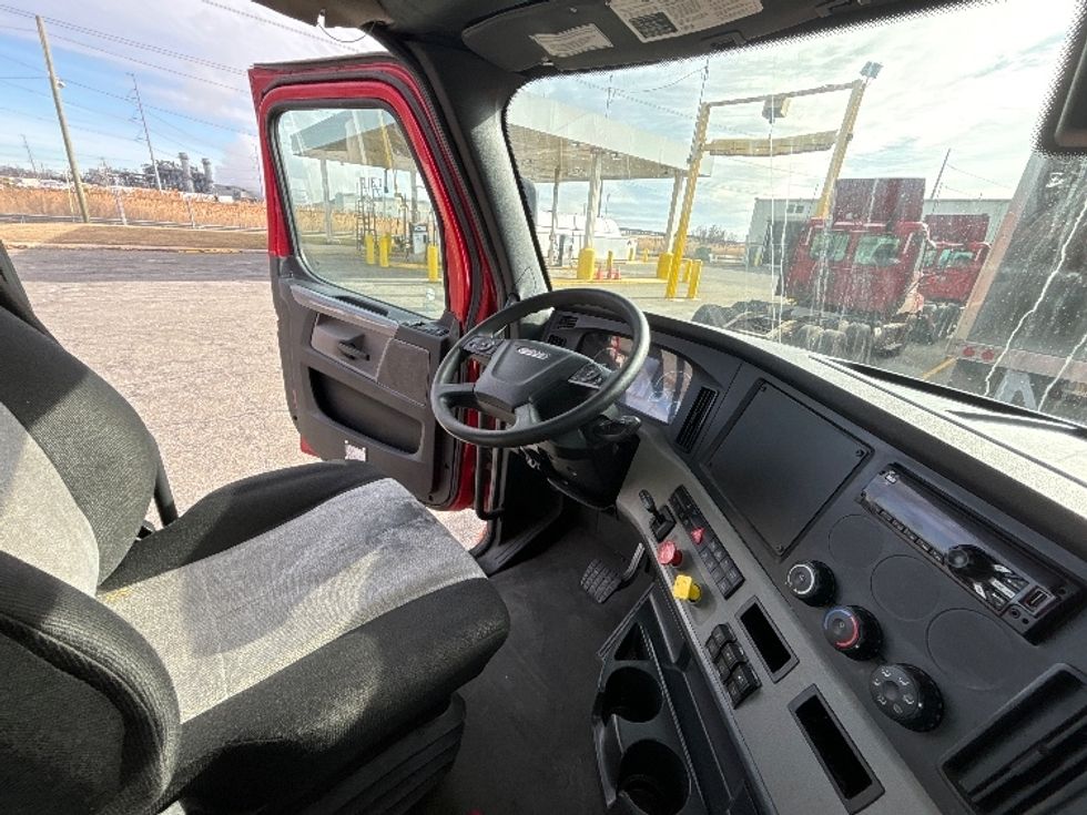 Day Cab Tractor-Heavy Duty Tractors-Freightliner-2019-T12664ST-South Plainfield-NJ-284,833\n\t\tmiles-$ 49,000 - Image 14