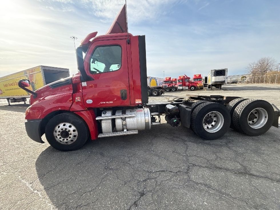 Day Cab Tractor-Heavy Duty Tractors-Freightliner-2019-T12664ST-South Plainfield-NJ-284,833\n\t\tmiles-$ 49,000 - Image 4