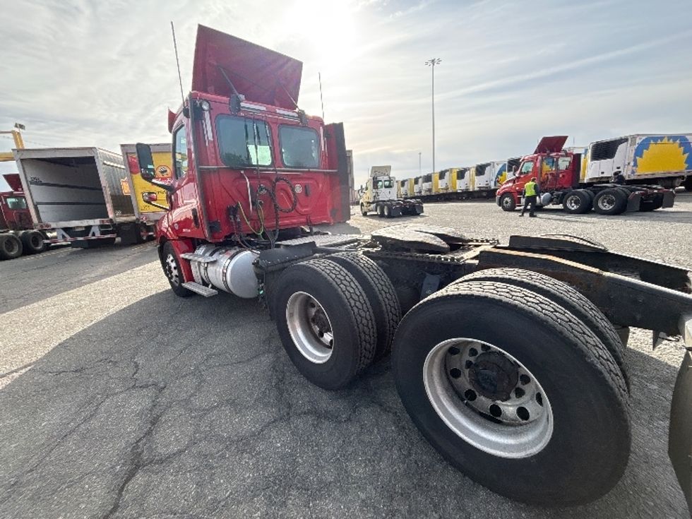 Day Cab Tractor-Heavy Duty Tractors-Freightliner-2019-T12664ST-South Plainfield-NJ-284,833\n\t\tmiles-$ 49,000 - Image 5