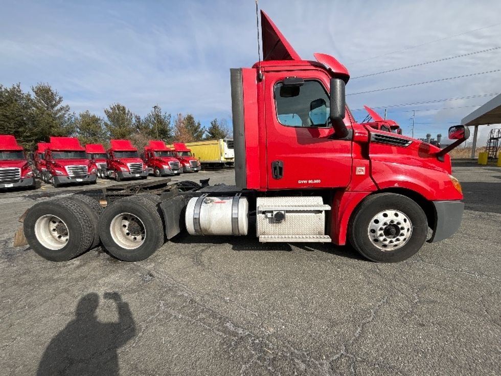 Day Cab Tractor-Heavy Duty Tractors-Freightliner-2019-T12664ST-South Plainfield-NJ-284,833\n\t\tmiles-$ 49,000 - Image 8