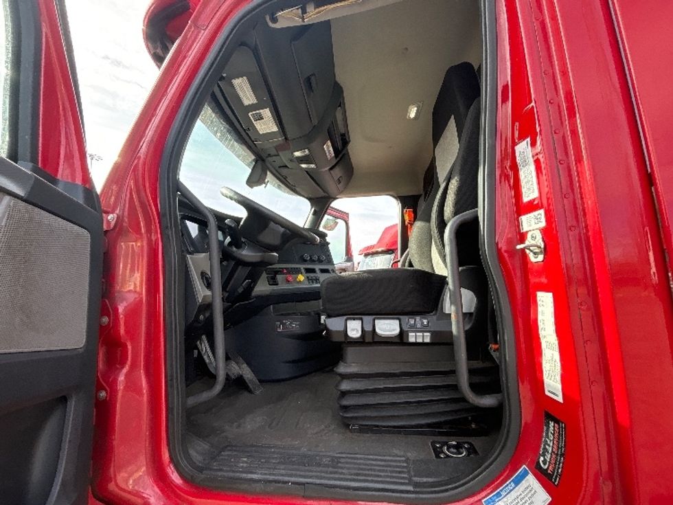 Day Cab Tractor-Heavy Duty Tractors-Freightliner-2019-T12664ST-South Plainfield-NJ-284,833\n\t\tmiles-$ 49,000 - Image 9