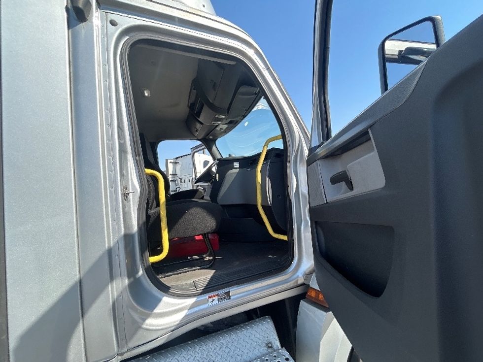 Day Cab Tractor-Heavy Duty Tractors-Freightliner-2019-T12664ST-South Plainfield-NJ-411,891\n\t\tmiles-$ 45,750 - Image 12