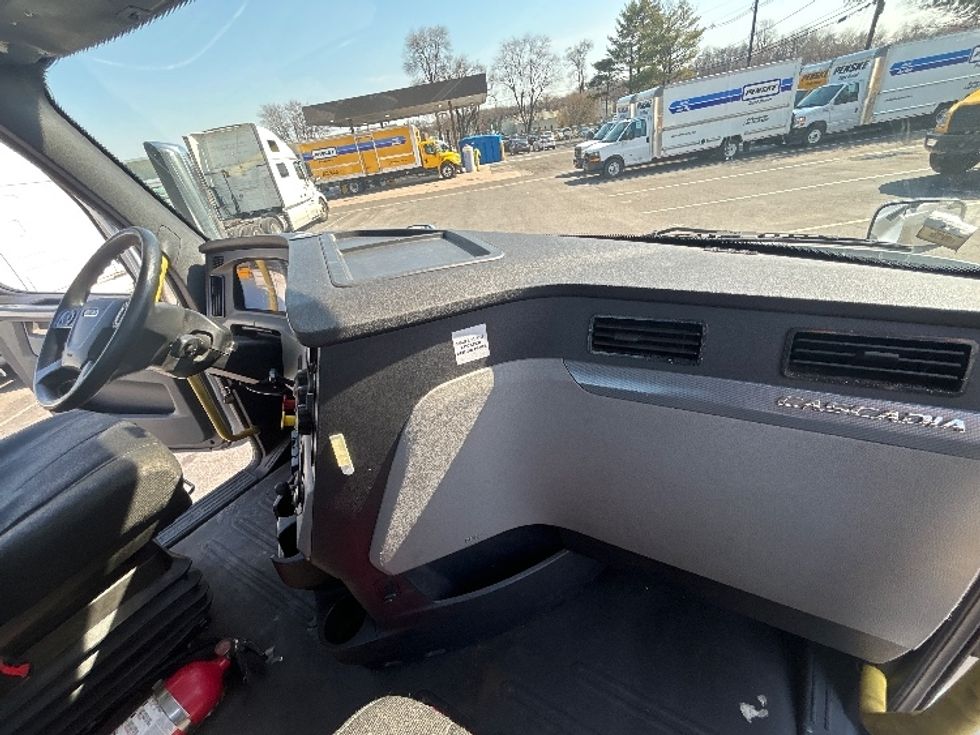 Day Cab Tractor-Heavy Duty Tractors-Freightliner-2019-T12664ST-South Plainfield-NJ-411,891\n\t\tmiles-$ 45,750 - Image 13
