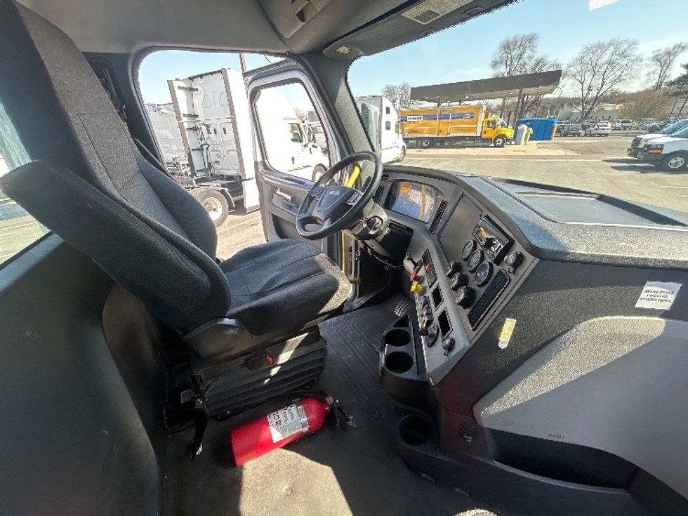 Day Cab Tractor-Heavy Duty Tractors-Freightliner-2019-T12664ST-South Plainfield-NJ-411,891\n\t\tmiles-$ 45,750 - Image 14