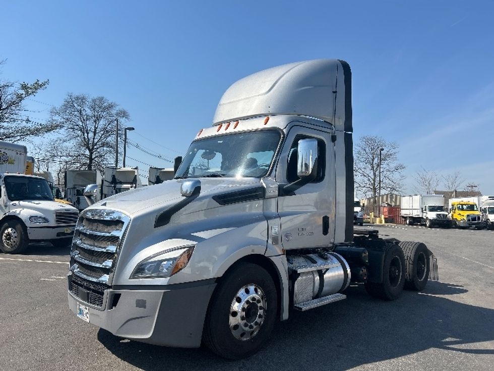 Day Cab Tractor-Heavy Duty Tractors-Freightliner-2019-T12664ST-South Plainfield-NJ-411,891\n\t\tmiles-$ 45,750 - Image 3