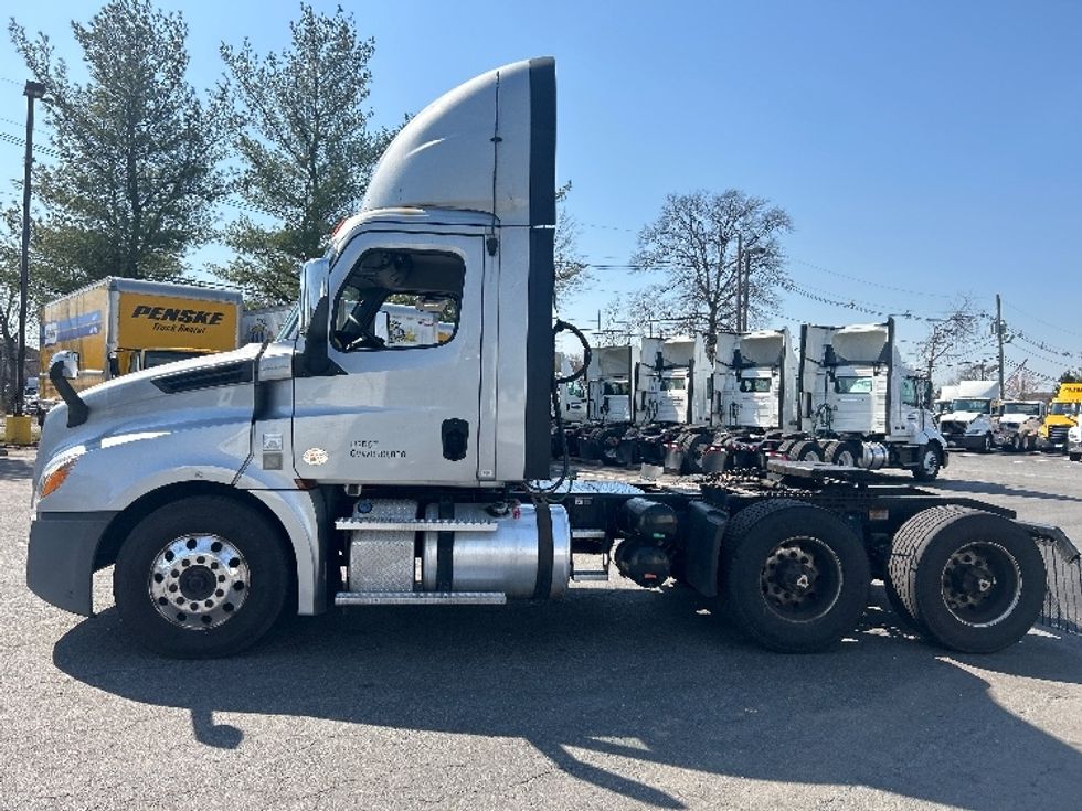 Day Cab Tractor-Heavy Duty Tractors-Freightliner-2019-T12664ST-South Plainfield-NJ-411,891\n\t\tmiles-$ 45,750 - Image 4