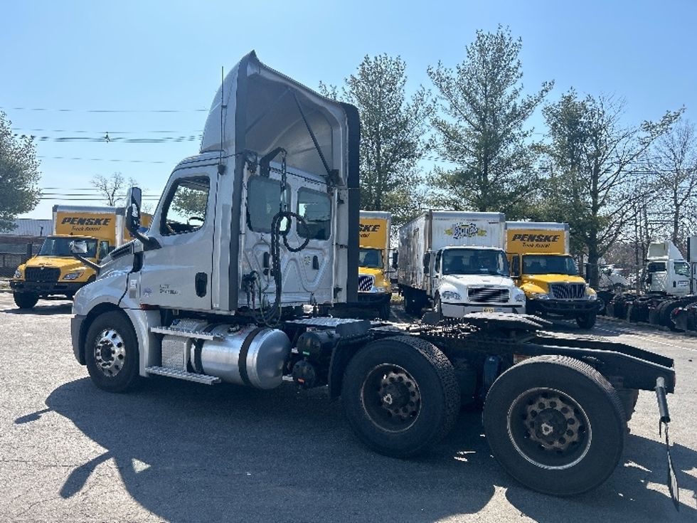 Day Cab Tractor-Heavy Duty Tractors-Freightliner-2019-T12664ST-South Plainfield-NJ-411,891\n\t\tmiles-$ 45,750 - Image 5