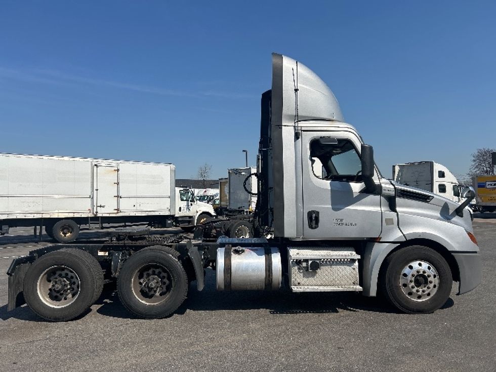 Day Cab Tractor-Heavy Duty Tractors-Freightliner-2019-T12664ST-South Plainfield-NJ-411,891\n\t\tmiles-$ 45,750 - Image 8