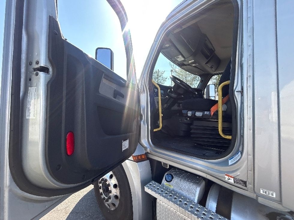Day Cab Tractor-Heavy Duty Tractors-Freightliner-2019-T12664ST-South Plainfield-NJ-411,891\n\t\tmiles-$ 45,750 - Image 9
