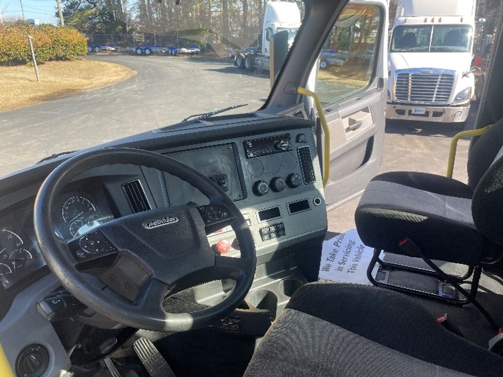 Day Cab Tractor-Heavy Duty Tractors-Freightliner-2019-T12664ST-Spartanburg-SC-352,116\n\t\tmiles-$ 55,500 - Image 10