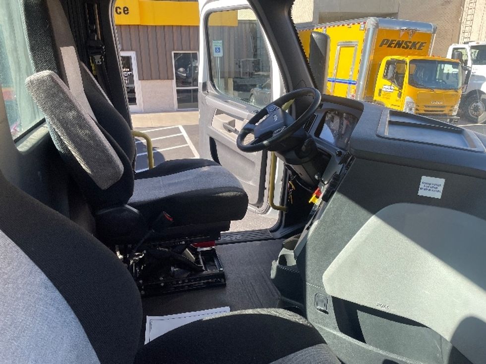 Day Cab Tractor-Heavy Duty Tractors-Freightliner-2019-T12664ST-Spartanburg-SC-352,116\n\t\tmiles-$ 55,500 - Image 14