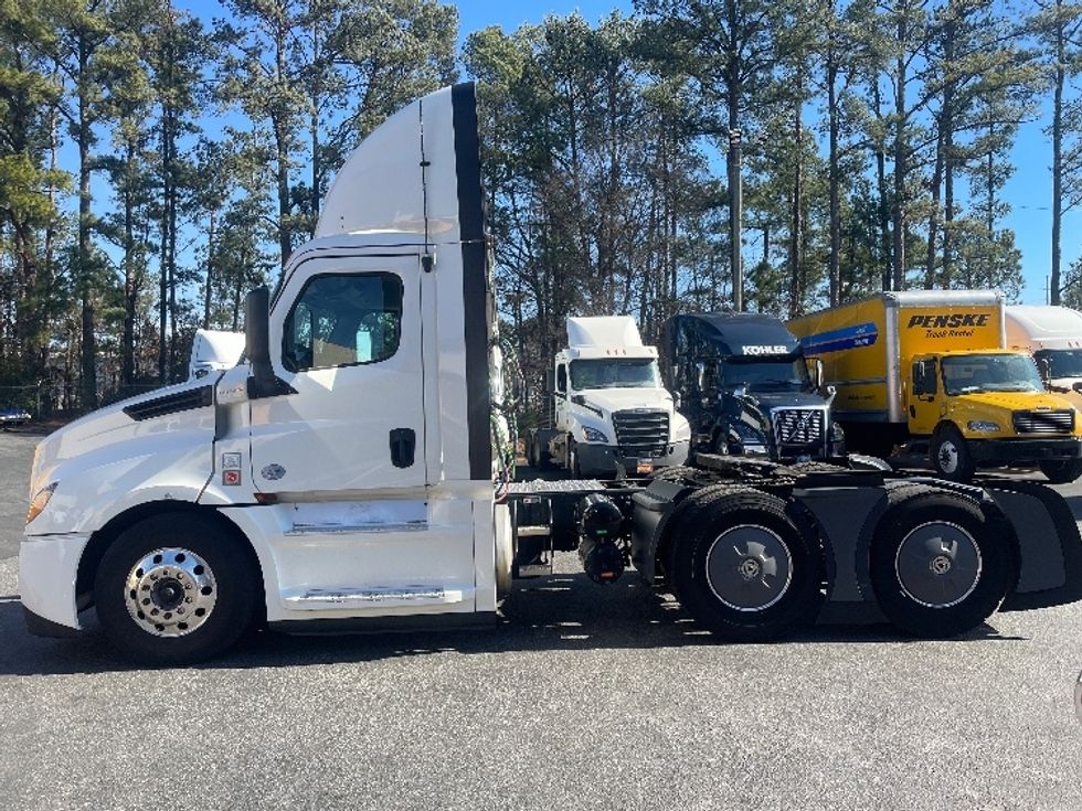 Day Cab Tractor-Heavy Duty Tractors-Freightliner-2019-T12664ST-Spartanburg-SC-352,116\n\t\tmiles-$ 55,500 - Image 4