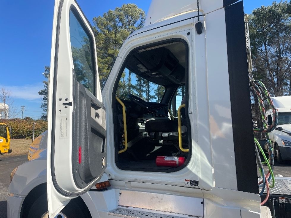 Day Cab Tractor-Heavy Duty Tractors-Freightliner-2019-T12664ST-Spartanburg-SC-352,116\n\t\tmiles-$ 55,500 - Image 9