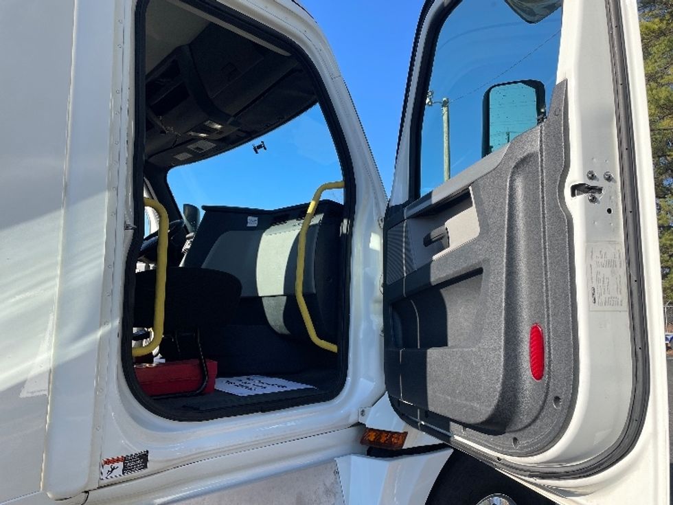 Day Cab Tractor-Heavy Duty Tractors-Freightliner-2019-T12664ST-Spartanburg-SC-400,744\n\t\tmiles-$ 53,250 - Image 12