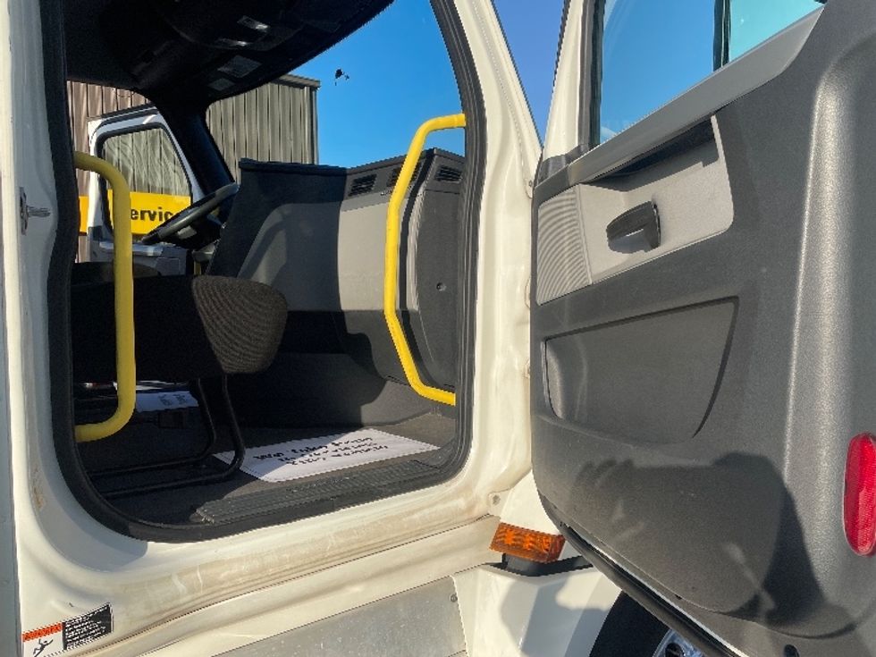Day Cab Tractor-Heavy Duty Tractors-Freightliner-2019-T12664ST-Spartanburg-SC-455,300\n\t\tmiles-$ 50,750 - Image 12
