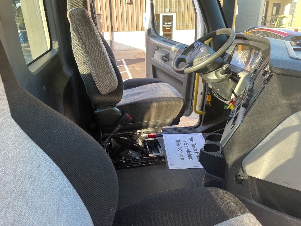 Day Cab Tractor-Heavy Duty Tractors-Freightliner-2019-T12664ST-Spartanburg-SC-455,300\n\t\tmiles-$ 50,750 - Image 14