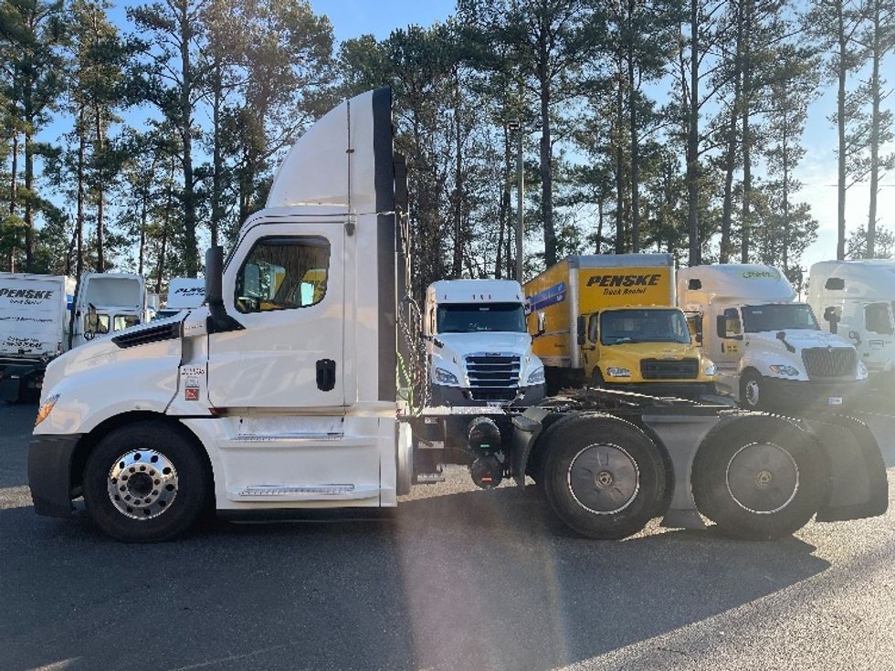Day Cab Tractor-Heavy Duty Tractors-Freightliner-2019-T12664ST-Spartanburg-SC-455,300\n\t\tmiles-$ 50,750 - Image 4