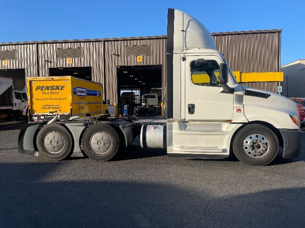 Day Cab Tractor-Heavy Duty Tractors-Freightliner-2019-T12664ST-Spartanburg-SC-455,300\n\t\tmiles-$ 50,750 - Image 8