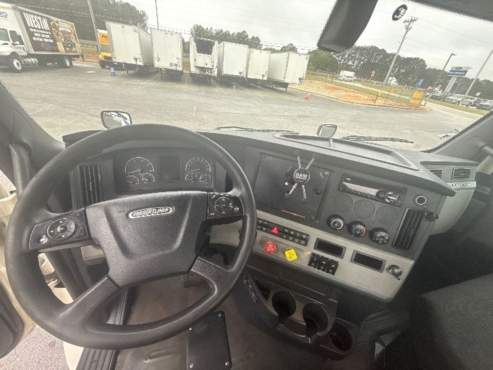 Day Cab Tractor-Heavy Duty Tractors-Freightliner-2019-T12664ST-Spartanburg-SC-555,996\n\t\tmiles-$ 36,500 - Image 11