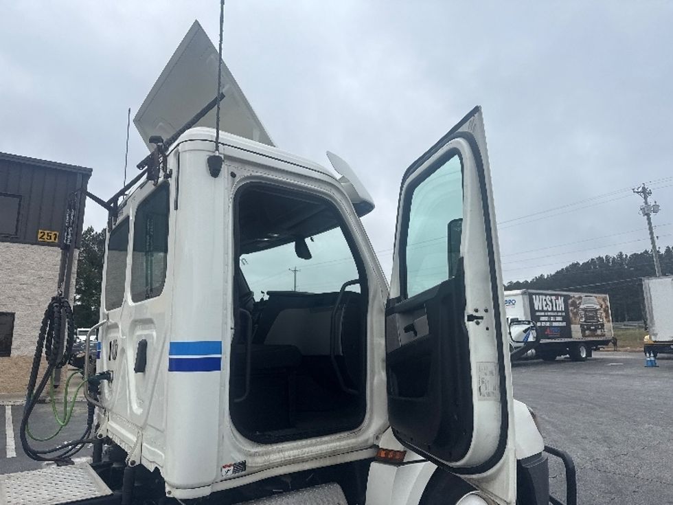 Day Cab Tractor-Heavy Duty Tractors-Freightliner-2019-T12664ST-Spartanburg-SC-555,996\n\t\tmiles-$ 36,500 - Image 12