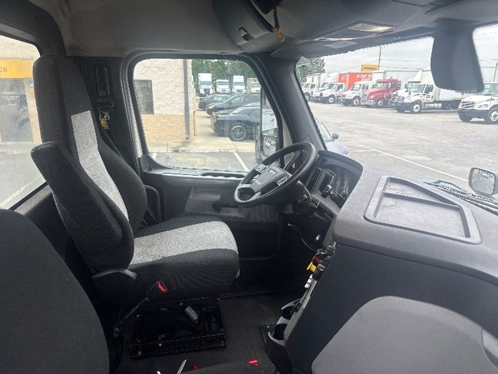 Day Cab Tractor-Heavy Duty Tractors-Freightliner-2019-T12664ST-Spartanburg-SC-555,996\n\t\tmiles-$ 36,500 - Image 14