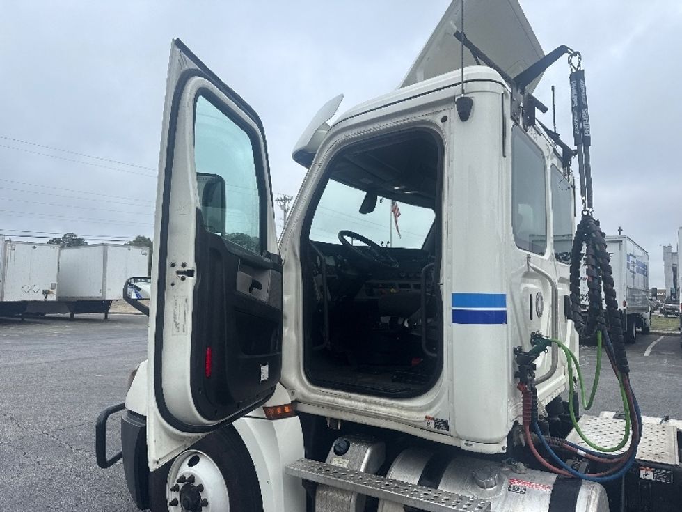 Day Cab Tractor-Heavy Duty Tractors-Freightliner-2019-T12664ST-Spartanburg-SC-555,996\n\t\tmiles-$ 36,500 - Image 9