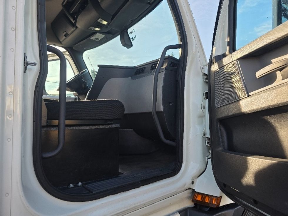 Day Cab Tractor-Heavy Duty Tractors-Freightliner-2019-T12664ST-Spokane Valley-WA-571,197\n\t\tmiles-$ 32,750 - Image 12