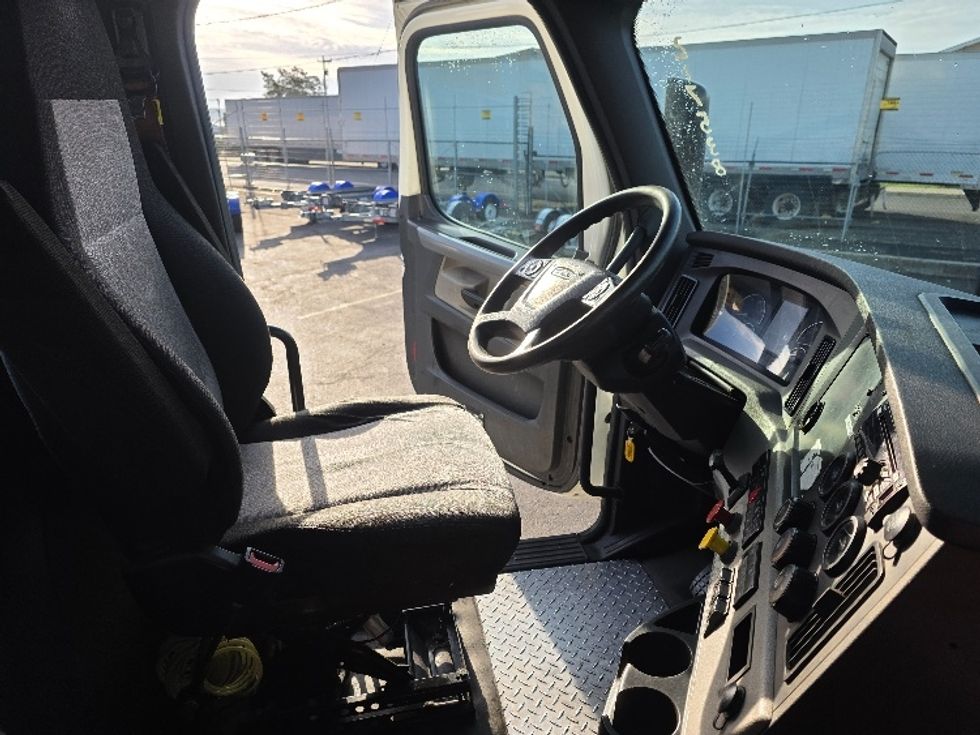 Day Cab Tractor-Heavy Duty Tractors-Freightliner-2019-T12664ST-Spokane Valley-WA-571,197\n\t\tmiles-$ 32,750 - Image 14