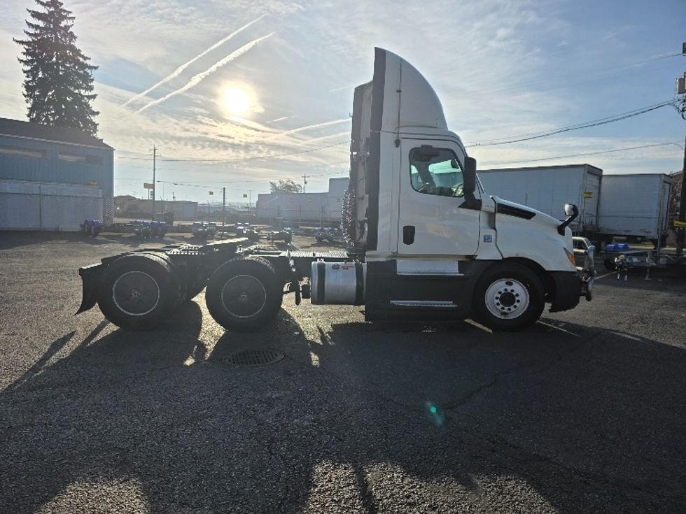 Day Cab Tractor-Heavy Duty Tractors-Freightliner-2019-T12664ST-Spokane Valley-WA-571,197\n\t\tmiles-$ 32,750 - Image 8