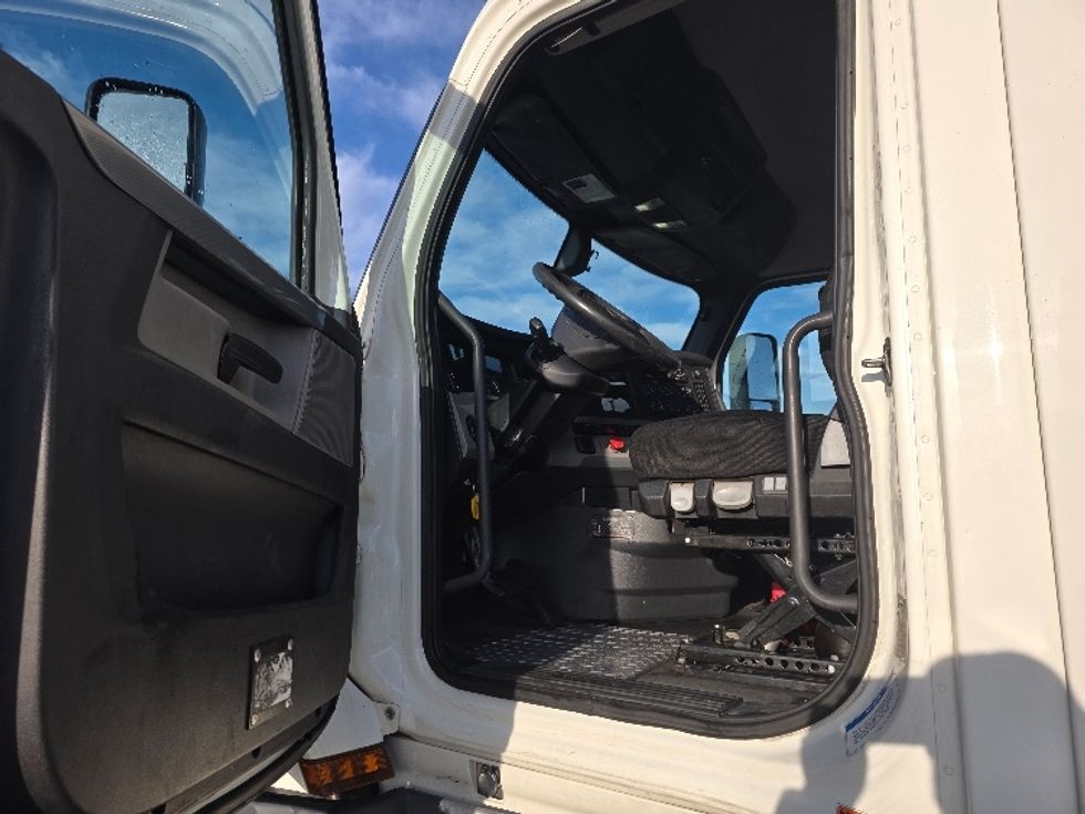 Day Cab Tractor-Heavy Duty Tractors-Freightliner-2019-T12664ST-Spokane Valley-WA-571,197\n\t\tmiles-$ 32,750 - Image 9