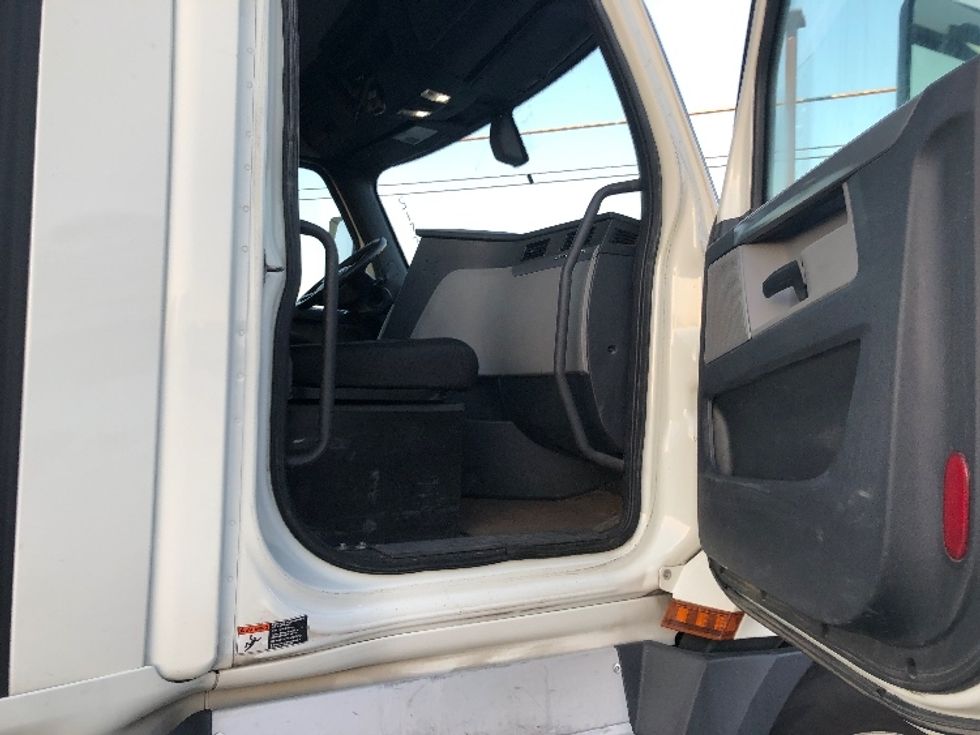 Day Cab Tractor-Heavy Duty Tractors-Freightliner-2019-T12664ST-Spokane Valley-WA-600,445\n\t\tmiles-$ 30,250 - Image 12